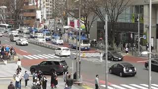 今日は街宣車が多い…渋谷宮下公園前を走行してく、街宣車と警察車両 3月12日