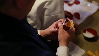 ツバキ鮮やか 春呼ぶ支度　奈良・東大寺「花ごしらえ」