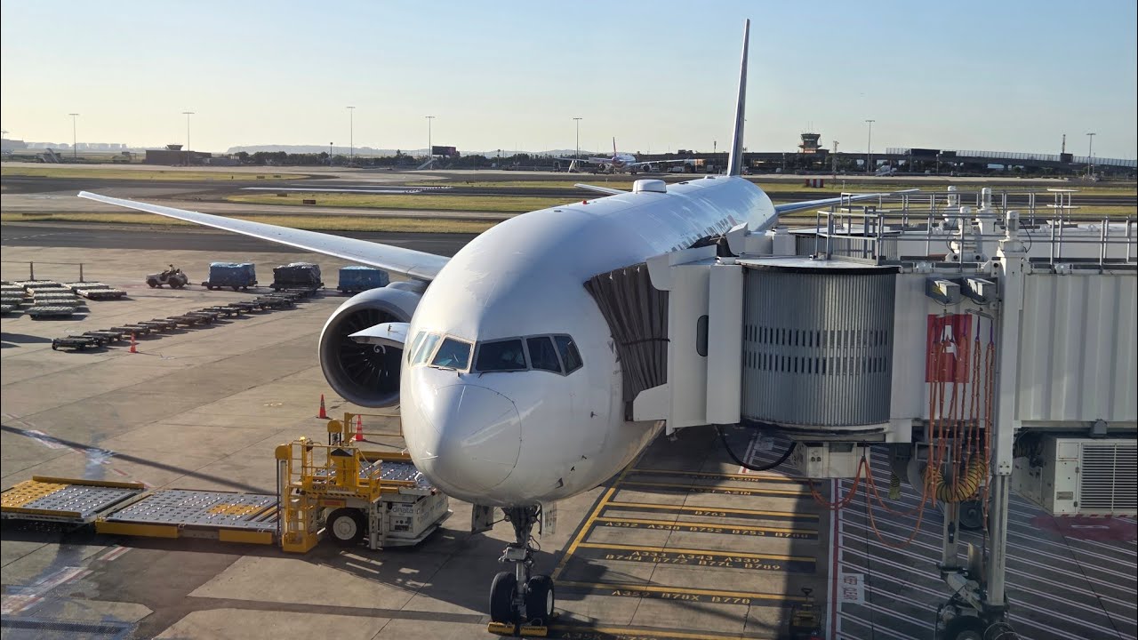 Singapore Airlines Boeing 777-300ER (9V-SWG) approach landing at Changi Airport