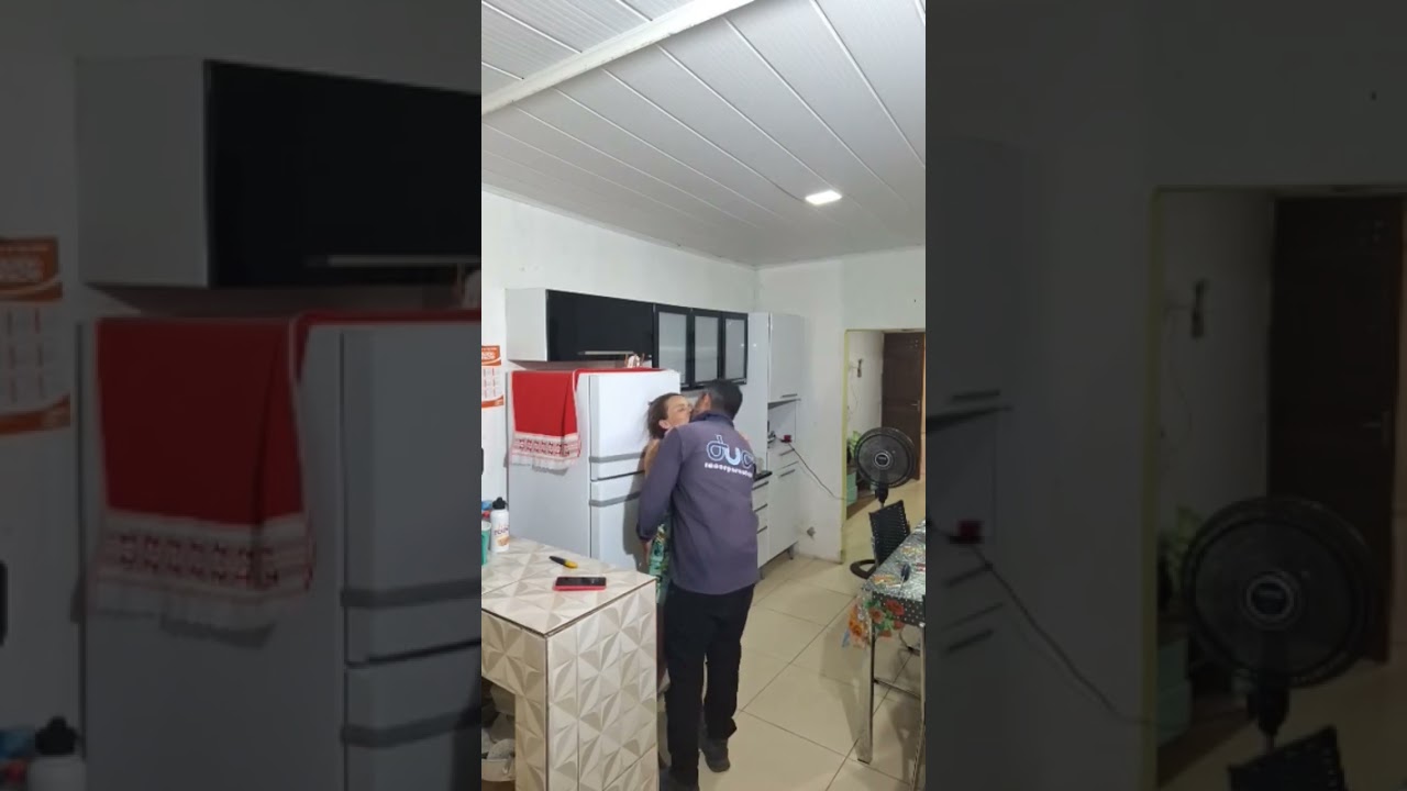 contratei um tecnico pra ajeita minha geladeira, e não acredito que isso aconteceu com minha esposa