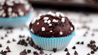 How to make CHOCOLATE MUFFIN Quick and Easy Recipe
How to make CHOCOLATE MUFFIN Quick and Easy Recipe
Subscribe: http://bit.ly/italiancakesUSA
How to make chocolate muffin with chocolate chips, esay and quick recipe. Just mix the liquid ingredients with the powdered ones and then bake it.
Ingredients for 12 chocolate muffins:
- 0.6 cup (150 ml) of fresh milk
- 2 eggs
- 1 cup (190 gr) of granulated sugar
- 3.5 tbsp (50 gr) of butter
- 9 tbsp(60 g) of bitter cocoa powder
- 1.3 cups (200 gr) of flour
- half sachet of baking powder
- 1/3 cup (50 gr) of chocolate chips
- Sugar grains to taste
AUDIO/VIDEO EQUIPMENT used:
Sony ZV-1 https://amzn.to/3diSImD
Canon 200d https://amzn.to/39qpL7o
Samsung M31 https://amzn.to/3m5N4Ip
50mm lens https://amzn.to/3sGwEJm
35mm lens https://amzn.to/3u9JGPx
Gimball Osmo Mobile 3 https://amzn.to/3uaIBr1
Led lighting https://amzn.to/3m4Pfw2
Microphone usb https://amzn.to/2O5PxWZ
@italiancakesusa : the basics of pastry making and cake decorating. Recipes and tutorials step by step to make sweets, desserts and cake decorating (birthday cakes, wedding cakes, etc.) using sugar paste, whipped cream, vegetable cream, royal icing, buttercream, etc.
Blog: https://www.italiancakes.it
Facebook: https://www.facebook.com/italiancakes
Pinterest: https://www.pinterest.com/italiancakes
Instagram: https://www.instagram.com/italiancakesit
Twitter: https://www.twitter.com/italiancakesit
#recipe #muffin #breakfast How to make CHOCOLATE MUFFIN Quick and Easy Recipe