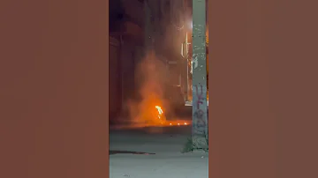سقوط خيط كهرباء عالي الجهد أمام الناس احذروا الخطر 