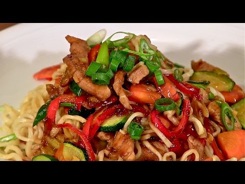 Gebratene Nudeln Wie Beim Asiaten-mit Hühnchen Und Gemüse-Bratnudeln-Chicken Stir Fry