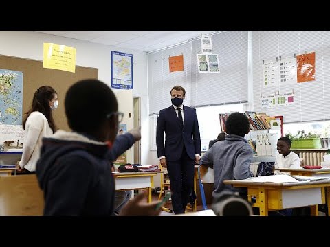 شاهد ماكرون يزور مدرسة ويلتقي تلاميذ في باريس مع سعي فرنسا تخفيف إجراءات الإغلاق