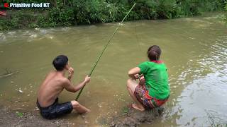 Sinh tồn bằng cách câu cá trong mùa nước lũ