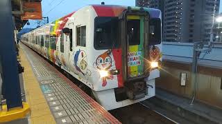 【発車】坂出駅をJR四国8000系アンパンマン列車特急いしづち21号松山行きが発車　ミニ９１７