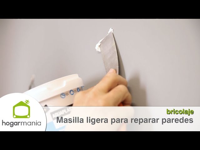 Master está aplicando masilla blanca sobre una pared y manchas por cuchilla  para masilla en una sala de Rehabilitación de casa en el día Fotografía de  stock - Alamy