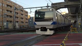 常磐線（JR東日本E531系電車）上り 普通列車を北千住駅の大踏切で撮影。2023/12（東京都足立区）Joban Line Kita-Senju Staton Tokyo JAPAN TRAIN