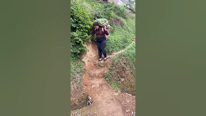 虽然我们很穷，但我们很幸福。我们可能没有多少物质上的财产，但我们有丰富的爱和欢笑。我们的父母努力工作来养活我们，我们感激他们所做的一切。 - 天天要闻