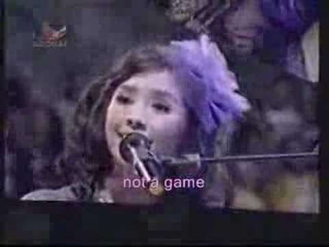 Gita Gutawa singing live