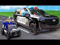 Chris fährt mit Spielzeug-Polizeiauto – Kindergeschichten über gutes Benehmen und Regeln