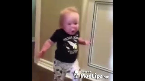 Bambino scorreggia in faccia al padre!