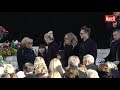 Johnny Hallyday : Laeticia, Joy, Jade, David, Laura, Sylvie, recueillis à la Madeleine