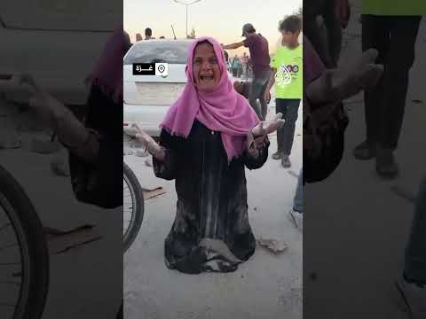 "أولادي الصغار جعانين".. أم فلسطينية تجمع بقايا الدقيق من الأرض لإطعام أبنائها