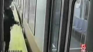 woman pulled by train حادث فتاه امرأة  قطار