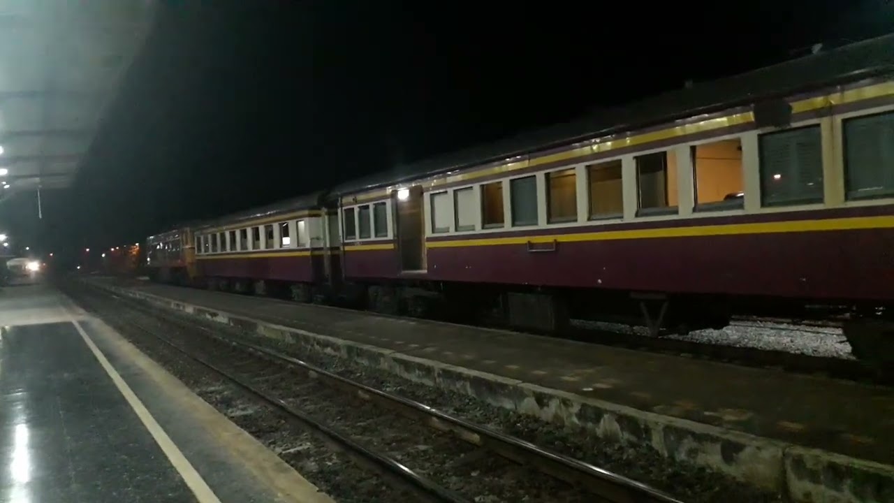 ALSTHOM 4105 รถเร็วที่ 107 จอด บางมูลนาก QSY.5210 รถด่วนพิเศษที่ 14 ผ่าน บางมูลนาก ตามเวลา