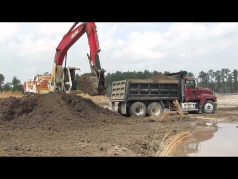 Vern's LinkBelt 2800 loading a Mack