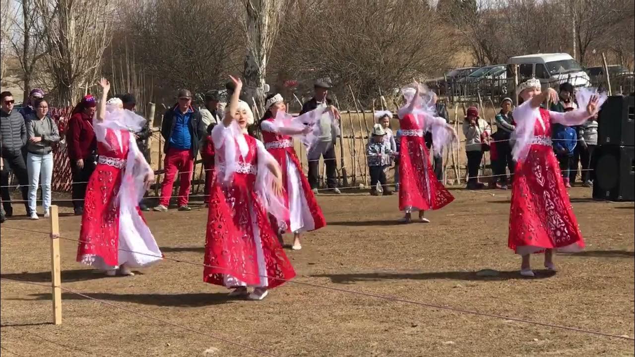 Дунганский танец. Праздник Наурыз. Поселок Кызыл-Туу. Южный берег озера ...