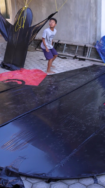 MAKING A GIANT JELLYFISH GHOST KITE