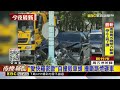 「愛快羅密歐」自撞毀車頭 撞斷路燈砸車@newsebc