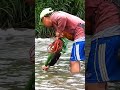 El hombre tira una atarraya en el río y mira la sorpresa de pesca que se lleva