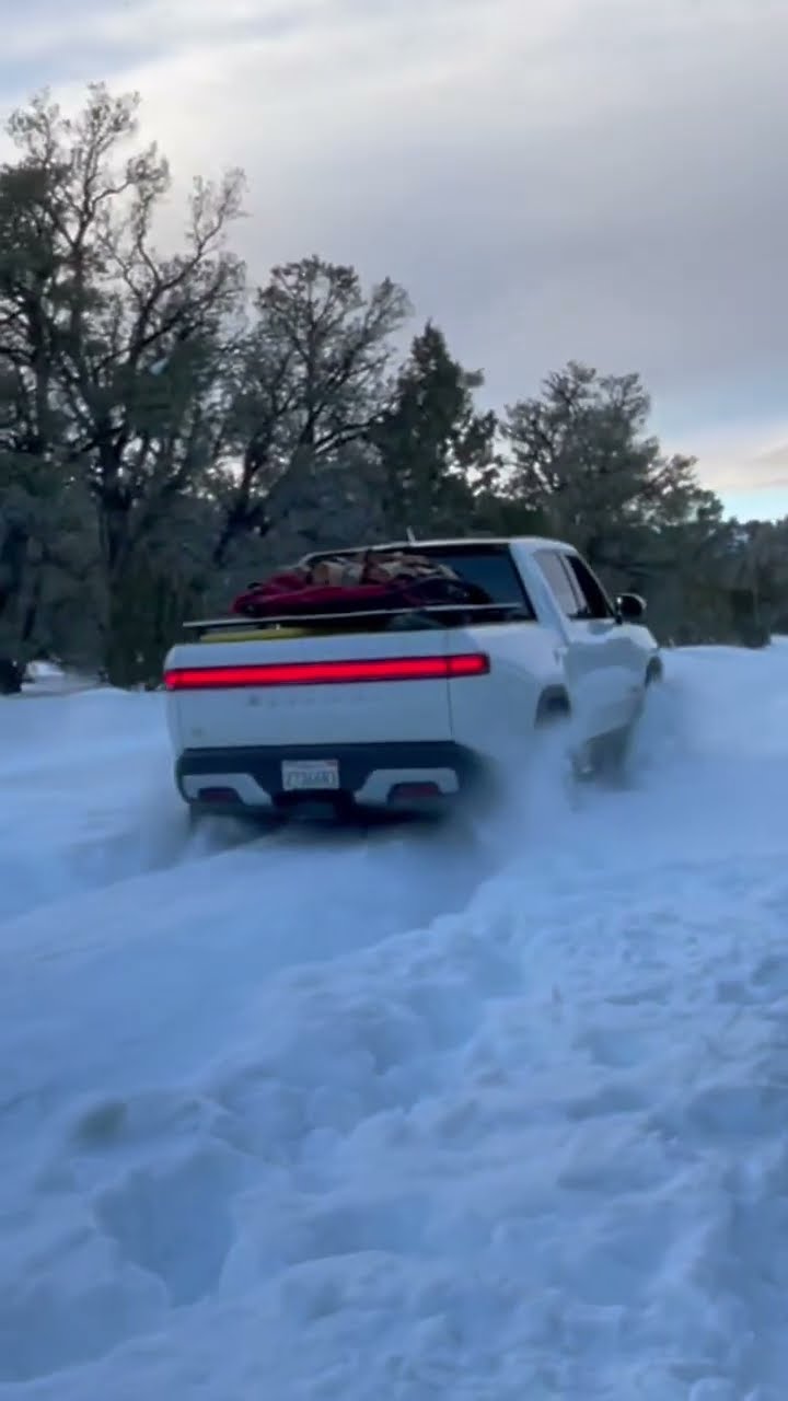 Hellcat vs all-electric pickup truck Rivian - drag racing