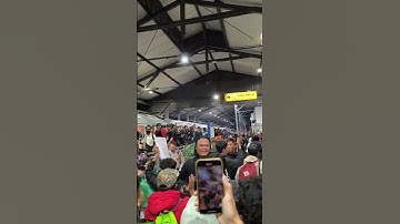 The Jakmania tiba di stasiun Pasar Turi surabaya disambut cak tessy bonek#thejakmania #bonek