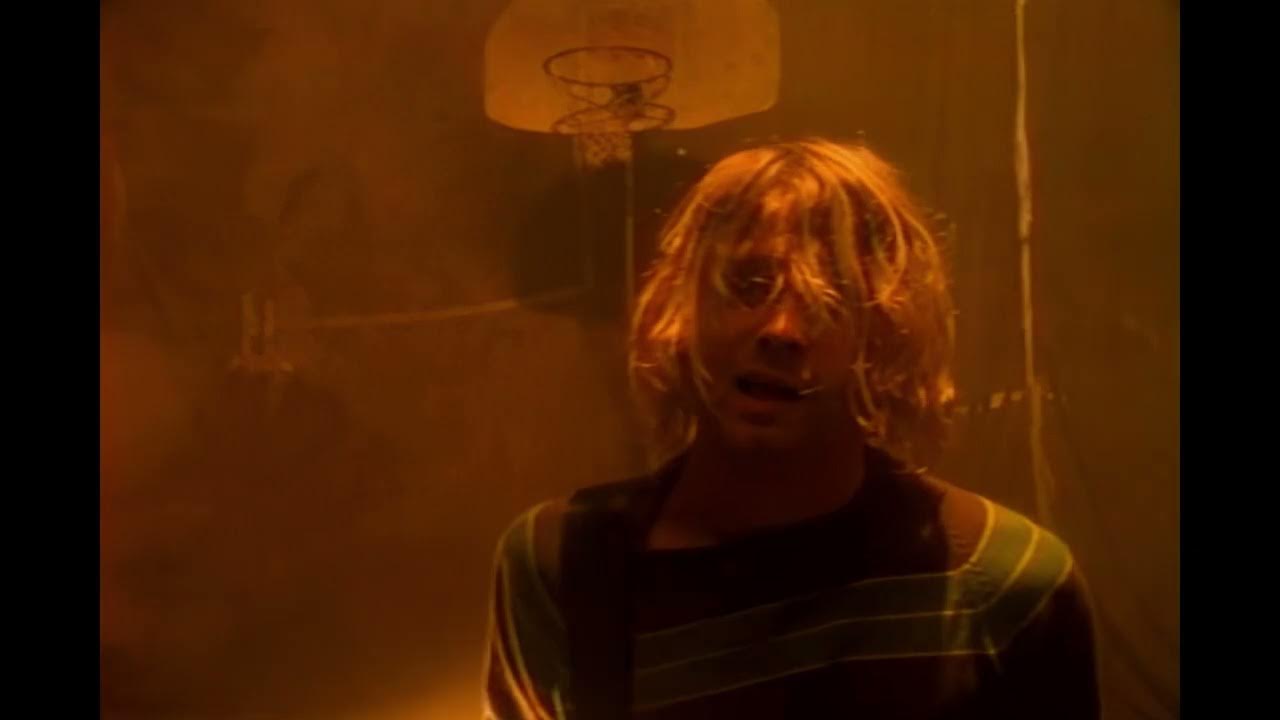 курт кобейн smells like. Nirvana smells like teen spirit клип. курт кобейн клип. нирвана текст smells like teen. текст nirvana smells like spirit.