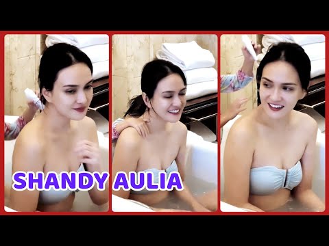 SHANDY AULIA lagi mandi dengan anaknya...