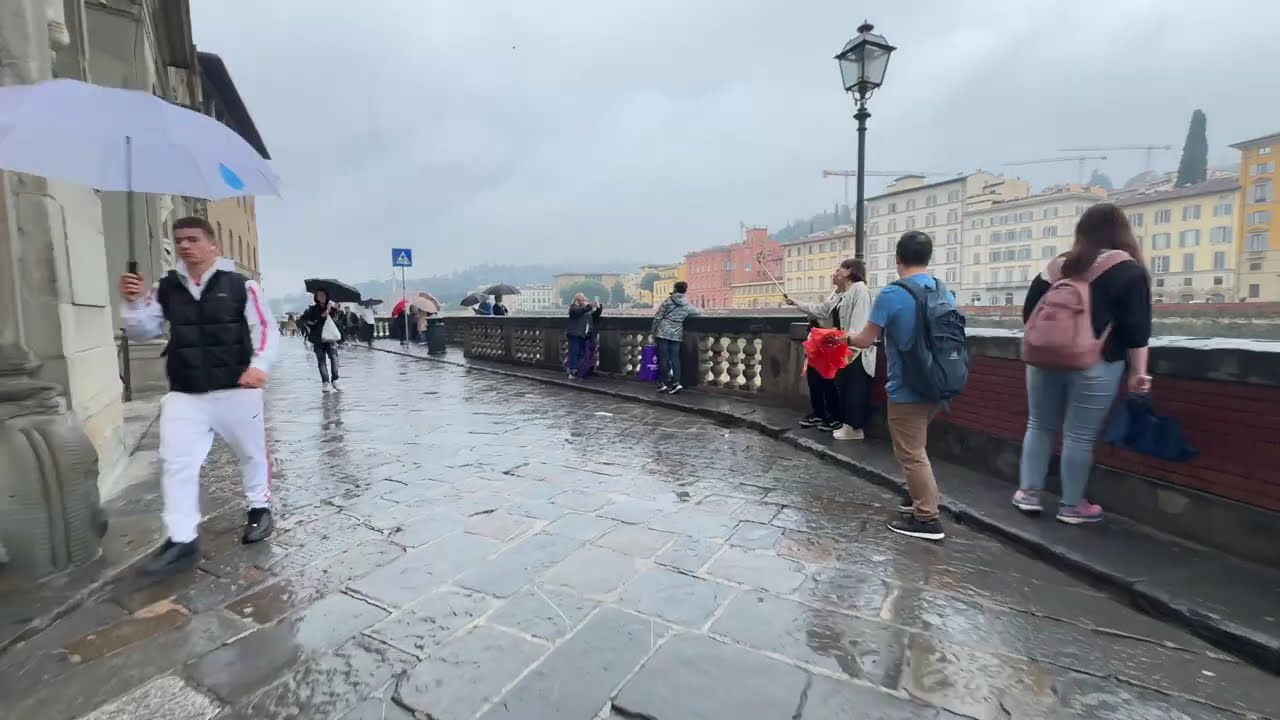 Walking by the Arno River, Uffizi & Piazza della Signoria | Florence in 3.5 Minutes.