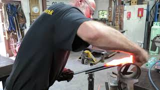 Download Lagu In smederij Toevank is Ralf weer druk aan het werk: ditmaal een serie grote scharnieren. MP3 Download Lagu In smederij Toevank is Ralf weer druk aan het werk: ditmaal een serie grote scharnieren. MP3