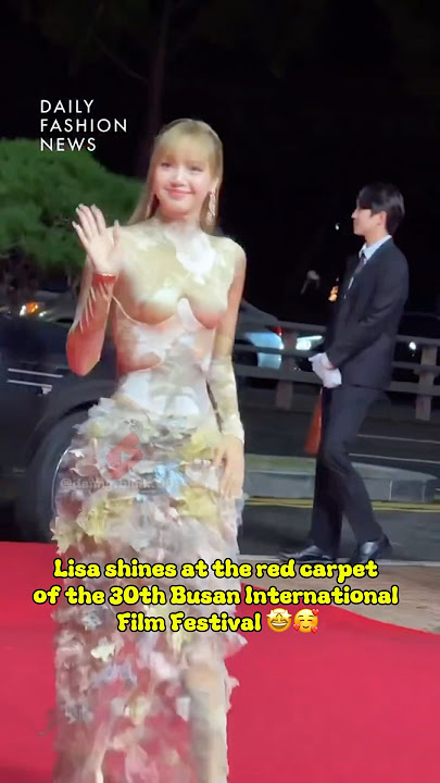Lisa shines at the red carpet of the 30th Busan International Film Festival #lisa #blackpink