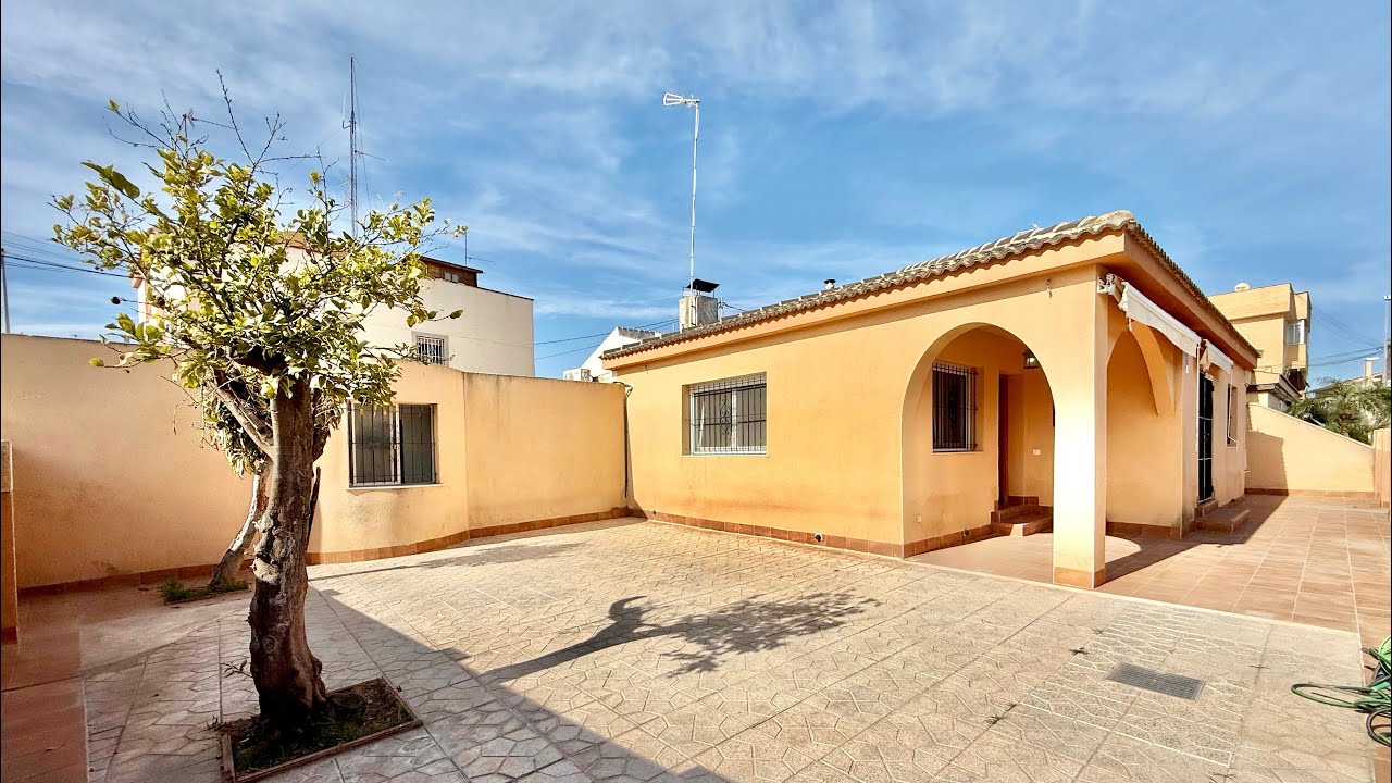 Casa esquina en venta. Se vende plata baja en Santiago de la Ribera con parcela de 300 metros 