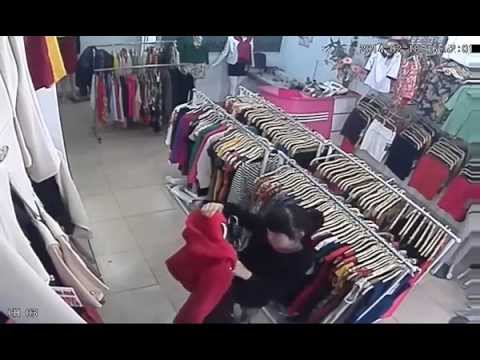 Video Bà già chuyên ăn trộm ở cửa hàng quần áo tại Hà Nội -... - youtube