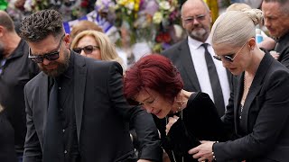 Download Lagu Sharon Osbourne Overwhelmed by Grief at Ozzy's Emotional Send-Off MP3 Download Lagu Sharon Osbourne Overwhelmed by Grief at Ozzy's Emotional Send-Off MP3