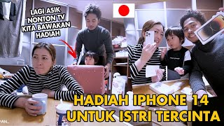 REAKSI BAHAGIANYA ISTRIKU KETIKA AKU BELIKAN IPHONE 14 PRO TANPA SEPENGETAHUANYA ! TERKEJUT SEKALI !