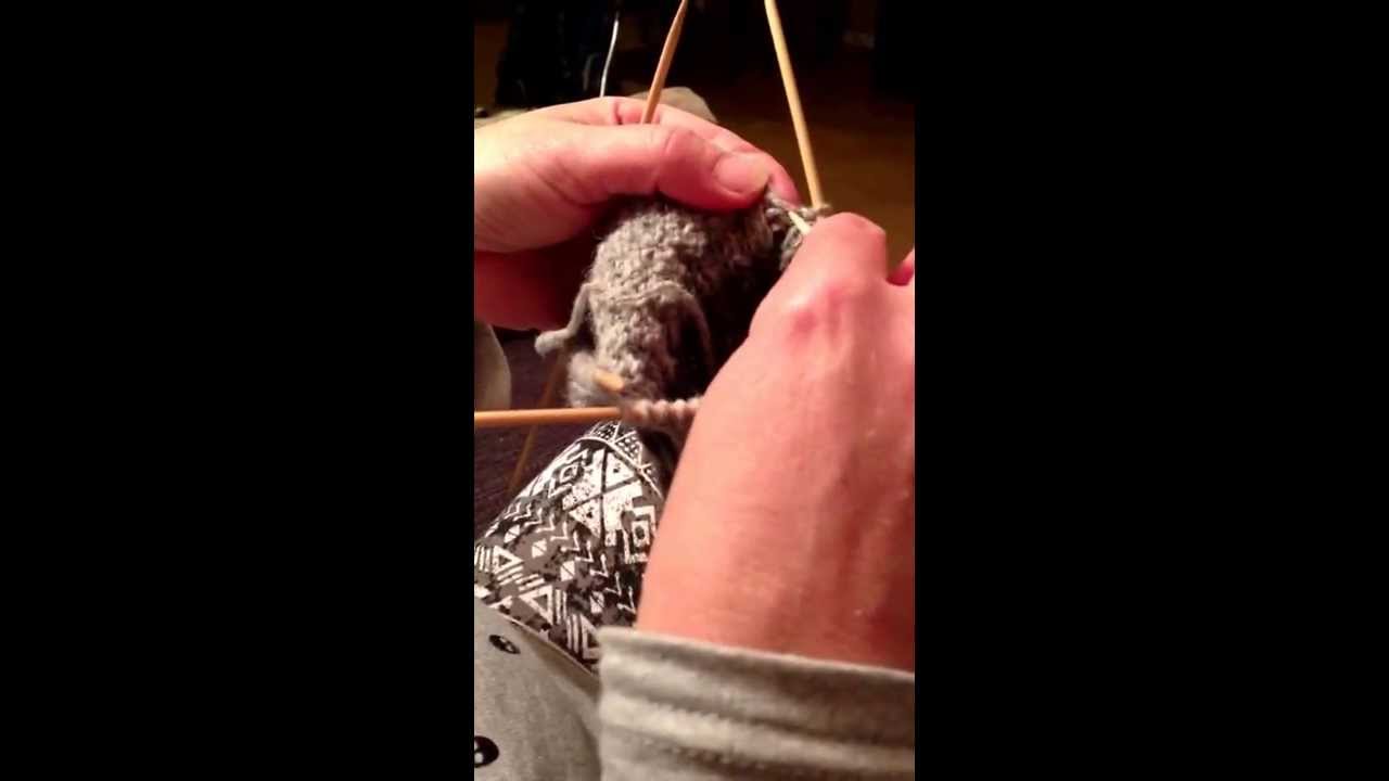 Opplukking av masker langs hælkappen, raggsokk.