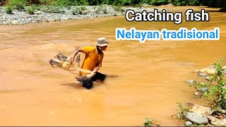 Catching fish..!!? Nelayan tradisional Menjala ikan semah di sungai air keruh\