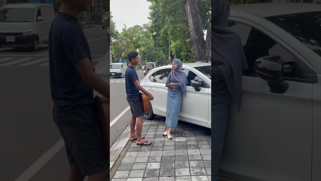 Permisi mau masuk mobil kok malah di kasih uang di kira ngamen sama mbk nya