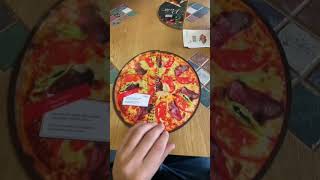 طريقة تقديم البيتزا في مطعم في المانيا بطريقة مبتكرة #pizza #menu #deutschland