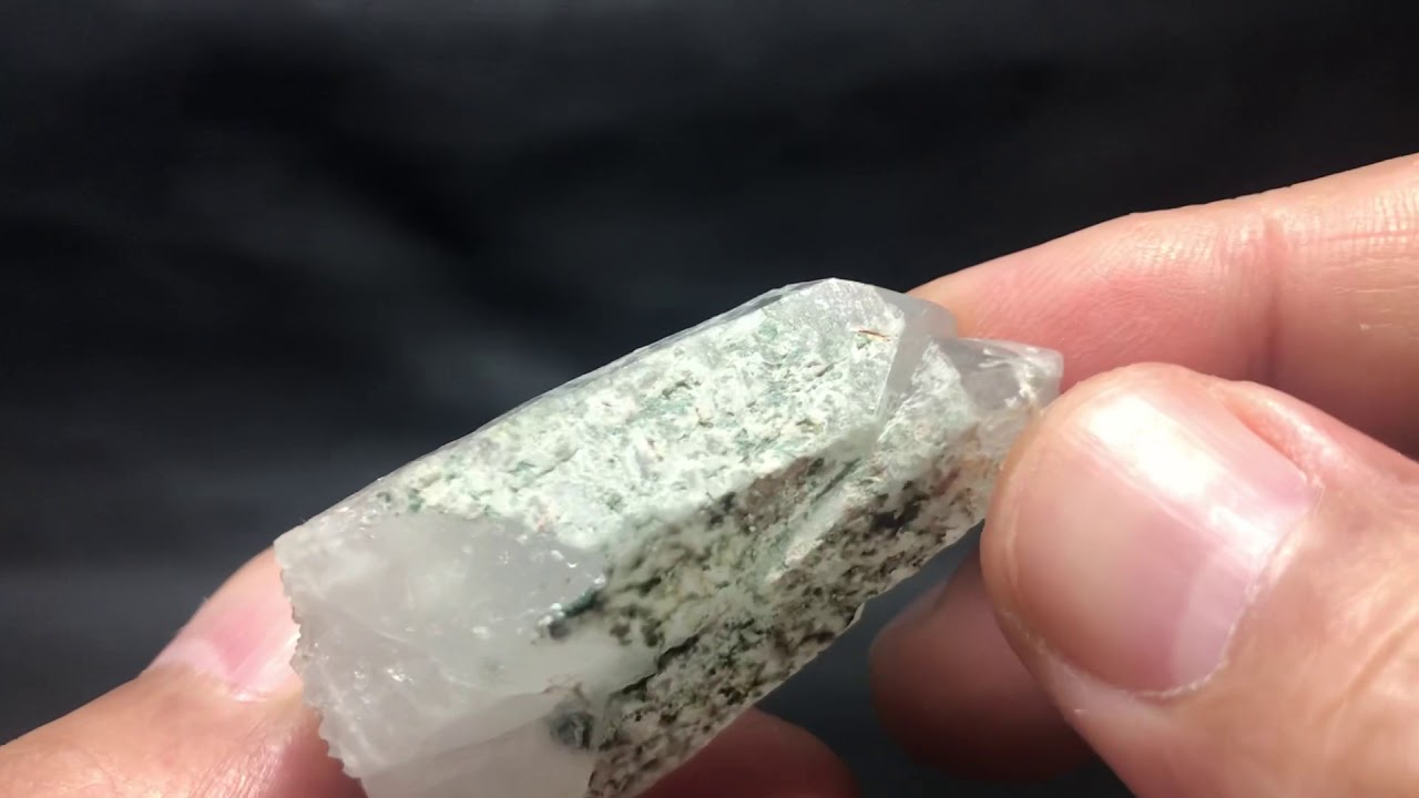 メッシーナ鉱山産アホイト入り水晶ポイント（未研磨）39.2g