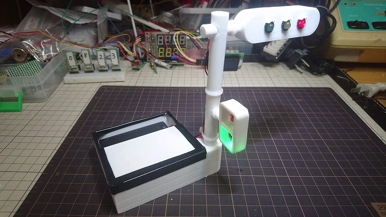 PICAXE-14M2 とLEDで，ミニカーで遊ぶロードマップ・マット用に歩行者用信号機付きの交通信号機を作ってみた