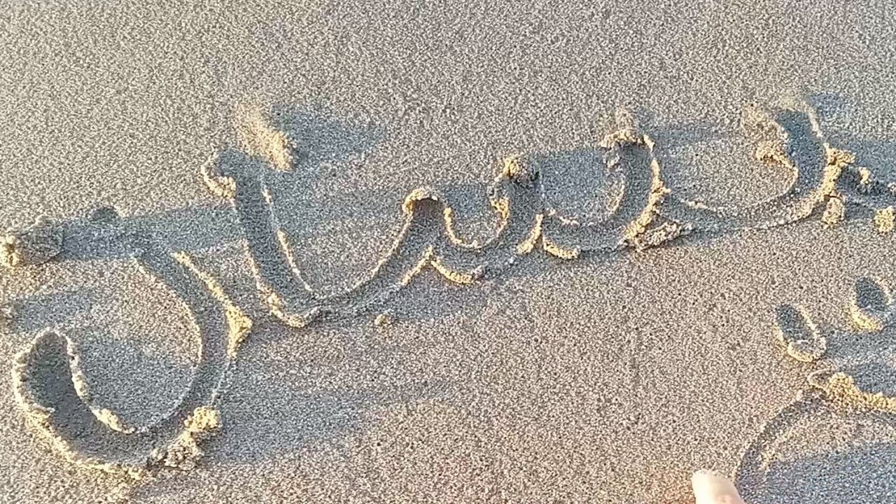 لكل امرأة في العالم لكي مني ألف وردة ياأحلى إنسانة في الكون كل عام وأنتي بألف خير