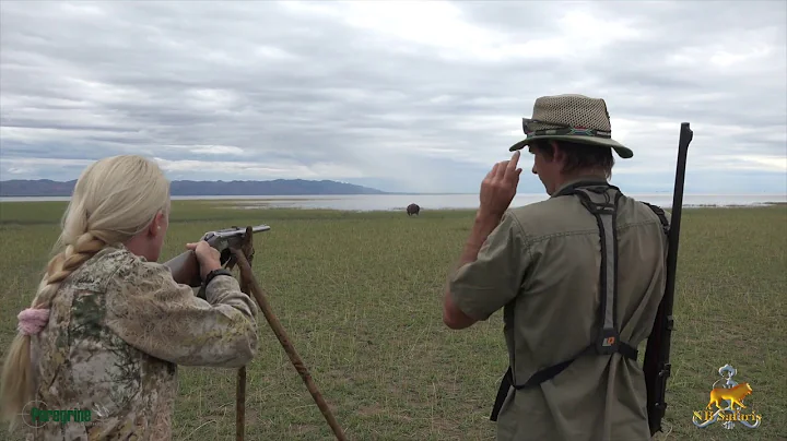 Huntress Debbie shoots hippo on land with 500 NE d...