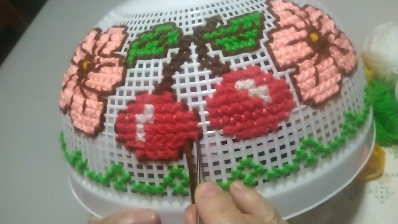 Ponto cruz, ensinado por um GATO???!!!!Vamos olhar a novidade desse cobre bolo?