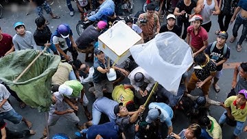 Tranh nhau nhặt tiền CÚNG CÔ HỒN trên phố Sài Gòn LÀM KẸT XE CẢ KHU VỰC