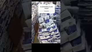 Acidente do trabalho.  Esmagamento por queda de carga empilhada