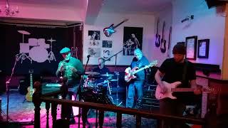 LEE goes big with a DARKNESS cover! (with EPIC SOLO from Jimi!!!)
LEE goes big with a DARKNESS cover! (with EPIC SOLO from Jimi!!!) Live from the Crown Inn Jam night in Romford 04/01/2024
If you enjoyed the vid then why not subscribe for more fun, click here https://www.youtube.com/c/lewisgale?subconfirmation=1
#TheDarkness #AThingCalledLove #IBelieveInAThingCalledLove #PermissionToLand #CoverBand #CoverSong #LewisGale LEE goes big with a DARKNESS cover! (with EPIC SOLO from Jimi!!!)