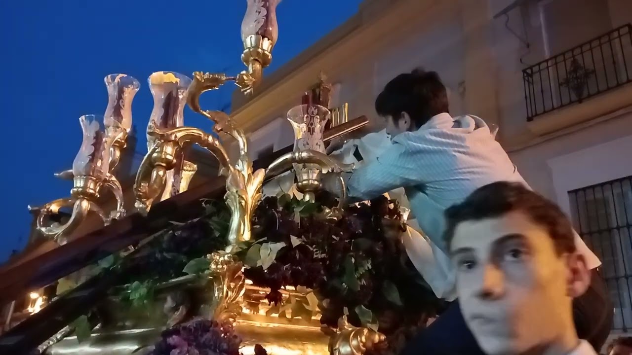 entrada del paso de la cruz de mayo de la hermandad de San Roque .