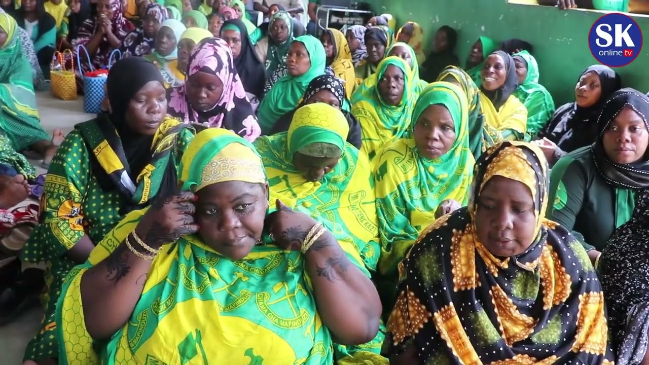 KATIBU WA CCM MKOA WA KUSINI AGONGELEA MSUMARI KWA VIONGOZI HEWA KATIKA UZINDUZI WA KUZALIWA KWA CCM